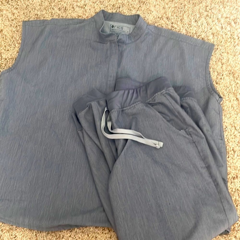 Figs Women’s Graphite Rafaela scrub top and Zamora jogger scrub pants. Both XL.
